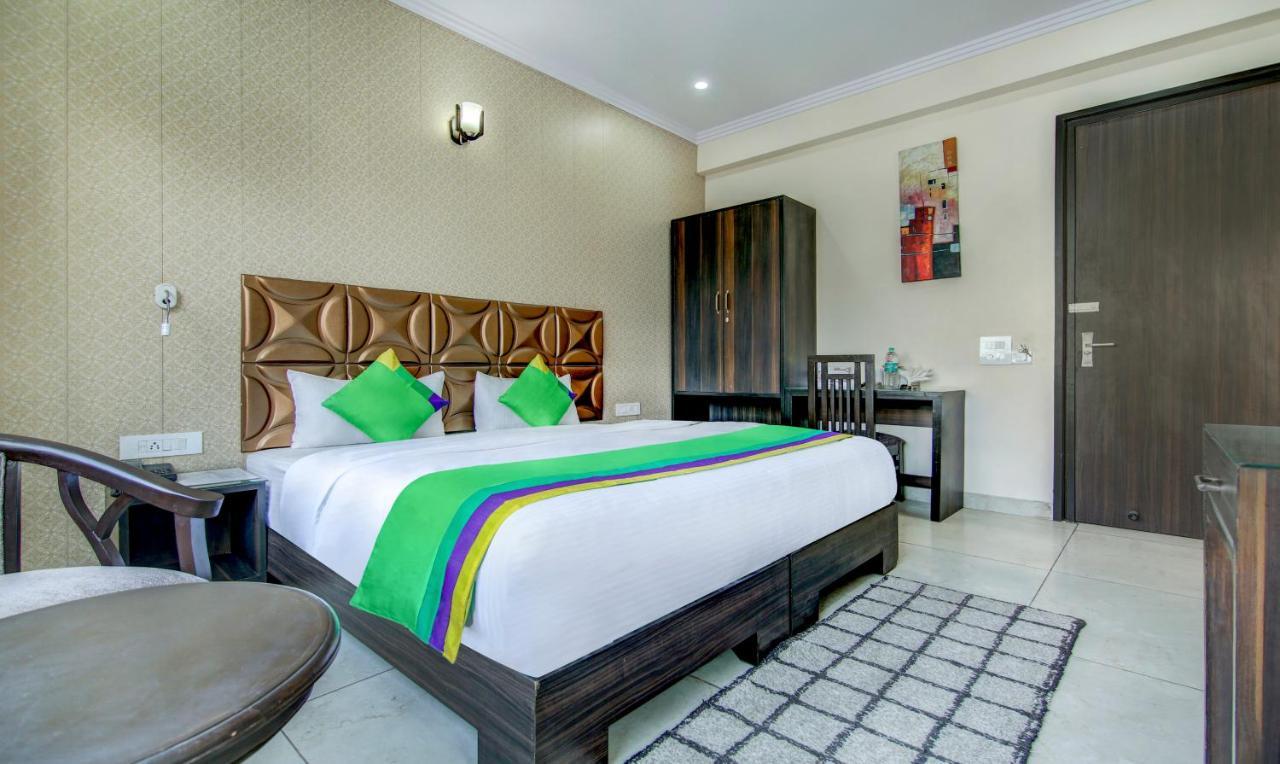 Treebo Trend Blooms Premium Hotel Gurgaon Eksteriør billede