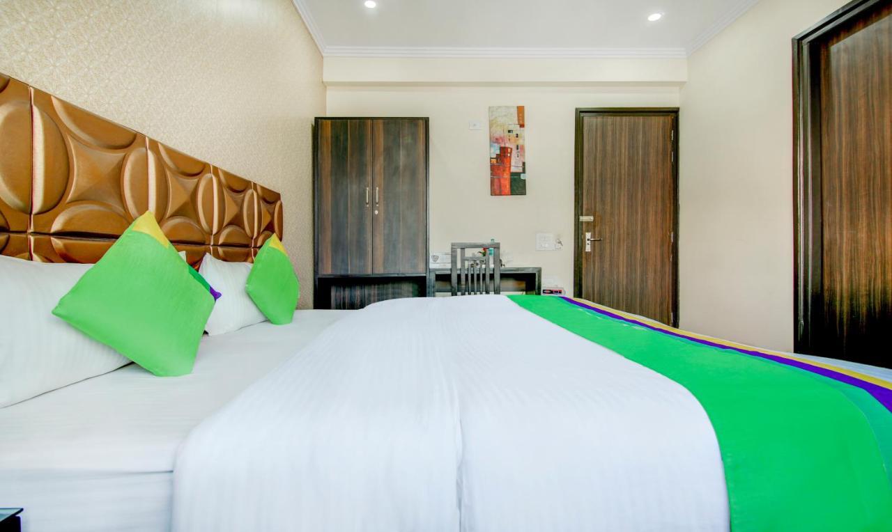 Treebo Trend Blooms Premium Hotel Gurgaon Eksteriør billede