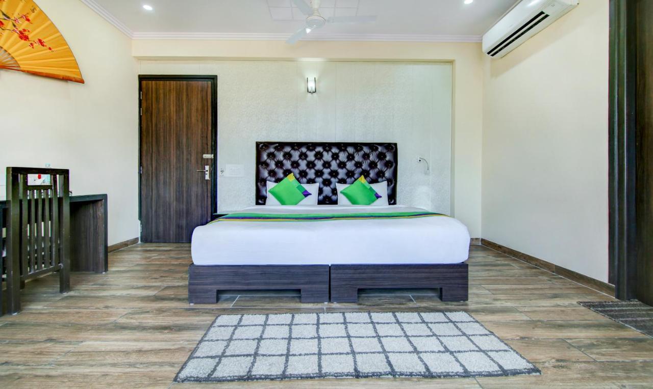 Treebo Trend Blooms Premium Hotel Gurgaon Eksteriør billede